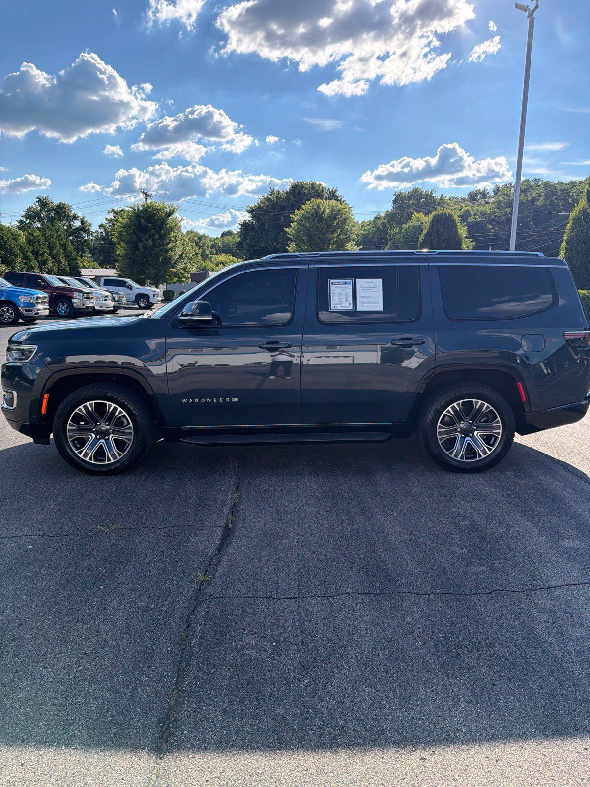 Used 2023 Jeep Wagoneer 4WD w/ Premium Group I image 2
