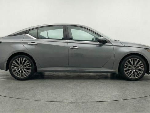 Used 2025 Nissan Altima 2.5 SV FWD image 11