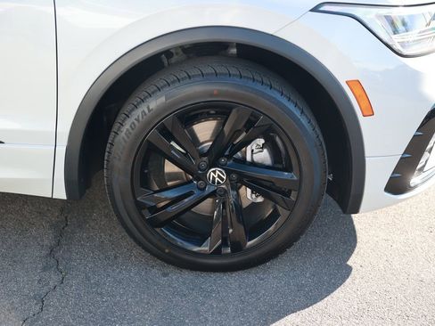 Used 2023 Volkswagen Tiguan SE R-Line image 8