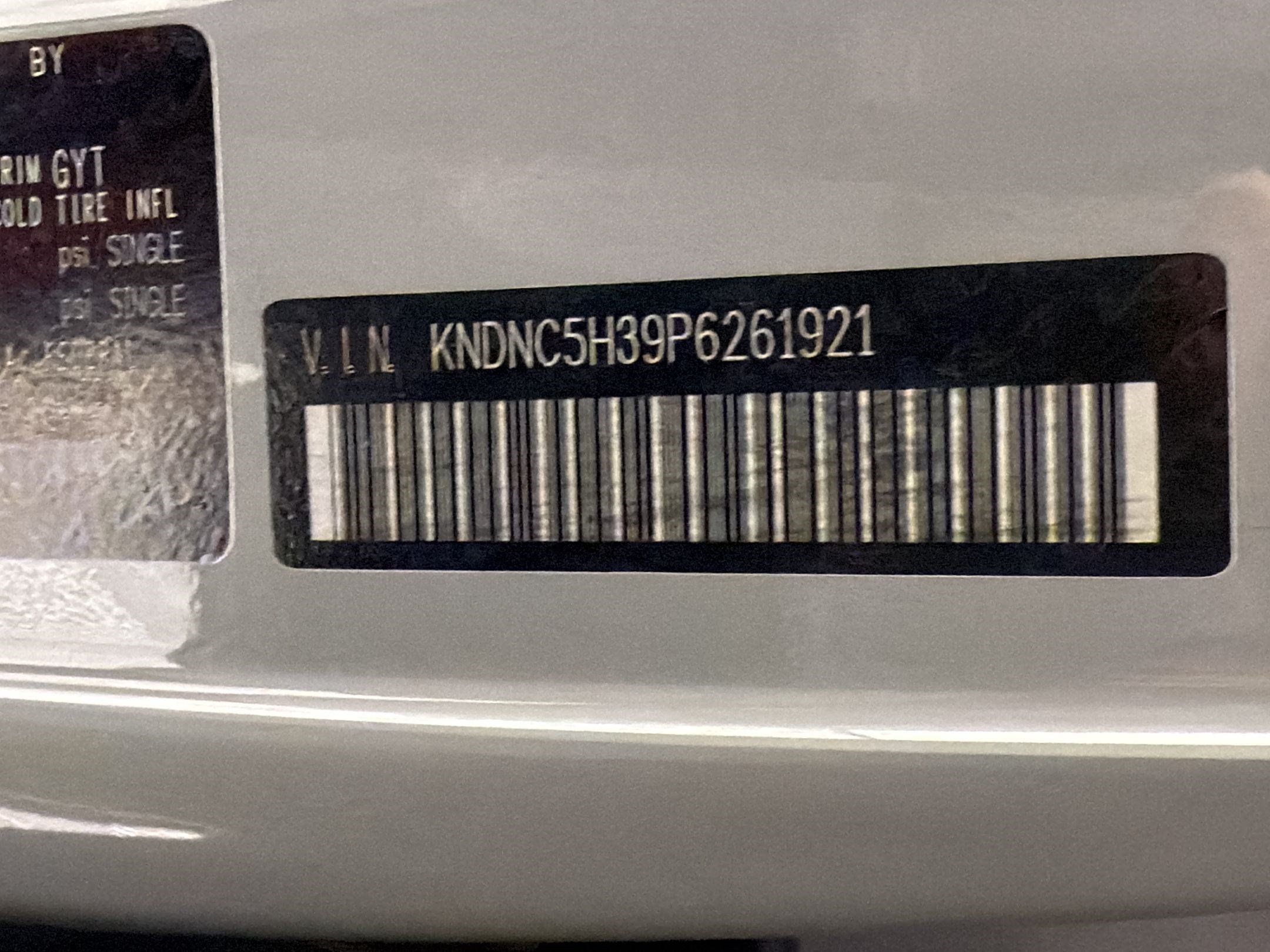 Used 2023 Kia Carnival EX FWD image 25
