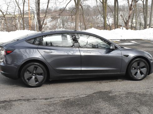 Used 2023 Tesla Model 3 Standard Range image 9