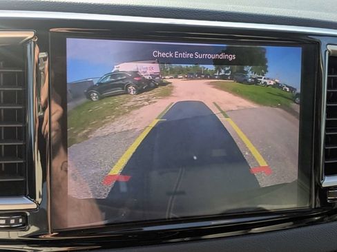 Used 2023 Chrysler Pacifica Touring-L FWD image 21