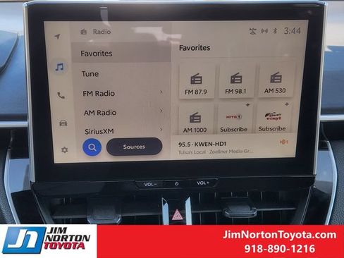 Used 2025 Toyota Corolla SE w/ SE Premium Package FWD image 18