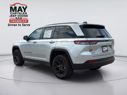 Used 2025 Jeep Grand Cherokee Altitude AWD/4WD image 5
