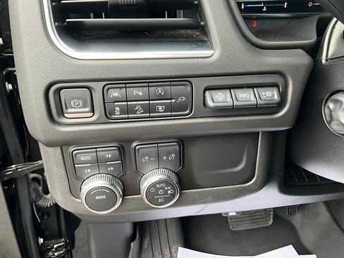 Used 2022 GMC Yukon AT4 w/ Technology Package AWD/4WD image 18