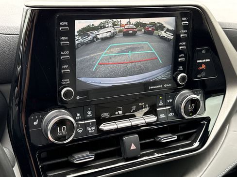 Used 2022 Toyota Highlander XLE FWD image 26