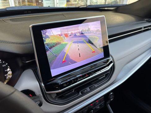 Used 2025 Jeep Compass Limited image 17