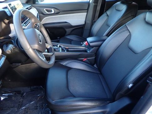 Used 2024 Jeep Compass Latitude image 11