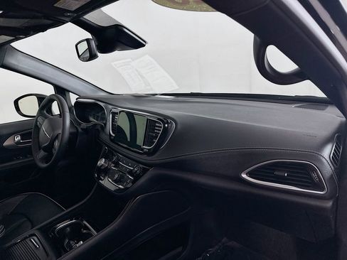 Used 2025 Chrysler Pacifica Limited image 39