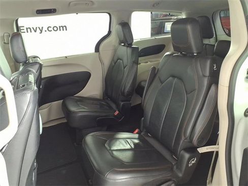 Used 2017 Chrysler Pacifica Touring-L Plus image 9