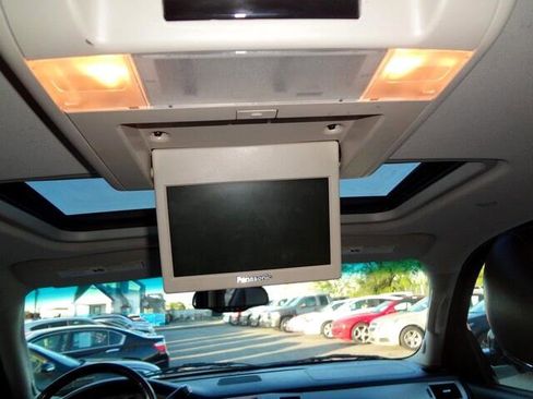 Used 2011 Cadillac Escalade Premium image 18