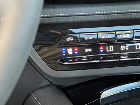 Used 2023 Buick Envision Avenir AWD/4WD image 28