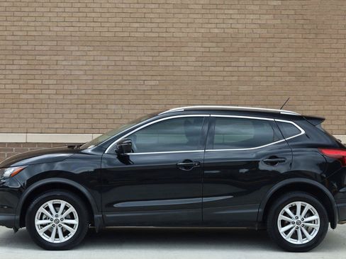 Used 2019 Nissan Rogue Sport SV w/ Technology Package FWD image 2