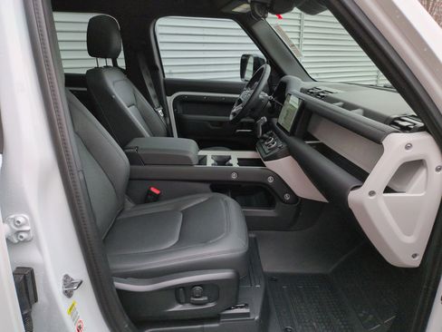 Used 2025 Land Rover Defender 110 S image 31