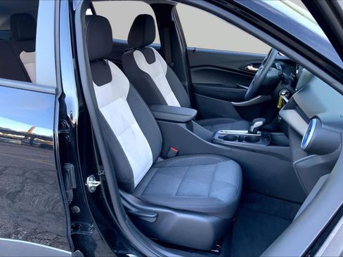 Used 2024 Chevrolet Trax LS w/ LS Convenience Package FWD image 9