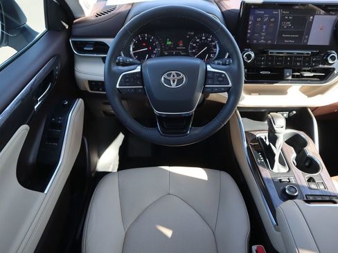 Used 2021 Toyota Highlander Limited image 10