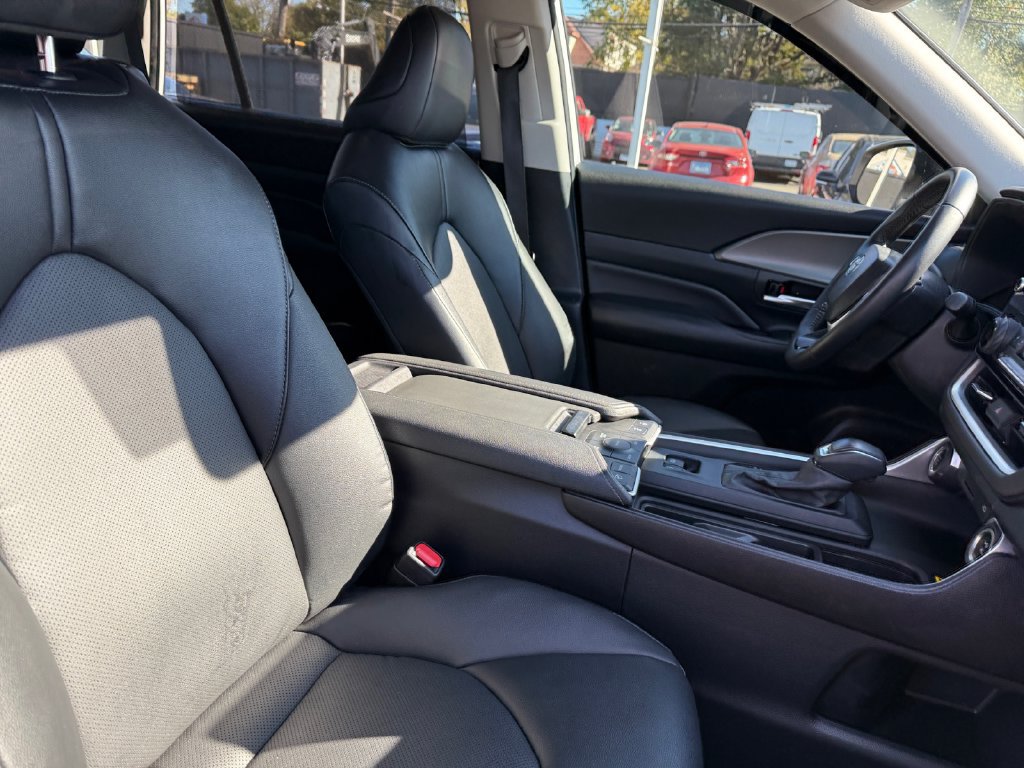 Used 2025 Toyota Grand Highlander AWD image 18