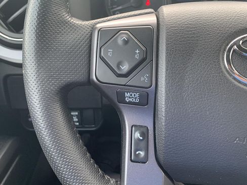 Used 2022 Toyota Tacoma TRD Sport AWD/4WD image 11