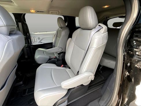 Used 2025 Toyota Sienna XLE FWD image 20