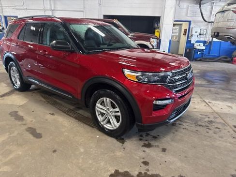 Used 2024 Ford Explorer XLT w/ Equipment Group 202A image 3