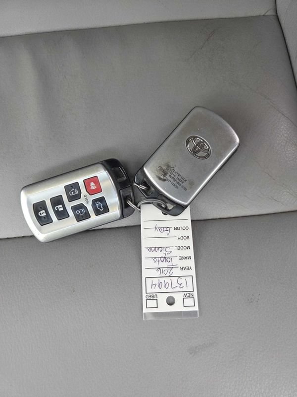 Used 2016 Toyota Sienna XLE w/ XLE Navigation Package AWD/4WD image 39