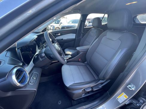 Used 2025 Chevrolet Trax LT image 35