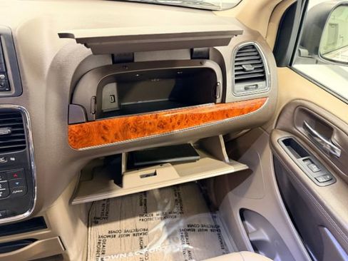 Used 2016 Chrysler Town & Country Touring FWD image 25