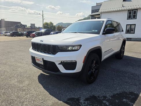 Used 2023 Jeep Grand Cherokee Limited w/ Black Appearance Package AWD/4WD image 4