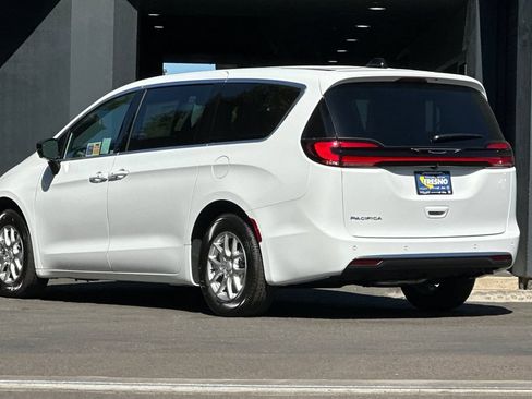 New 2027 Chrysler Pacifica Select FWD image 6