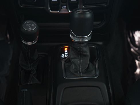 Used 2024 Jeep Wrangler Unlimited Sahara w/ Technology Group AWD/4WD image 19