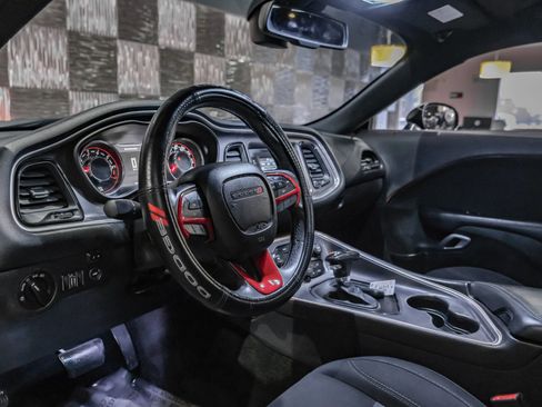 Used 2015 Dodge Challenger SXT image 3