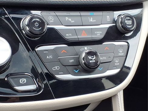 Used 2024 Chrysler Pacifica Limited FWD image 8