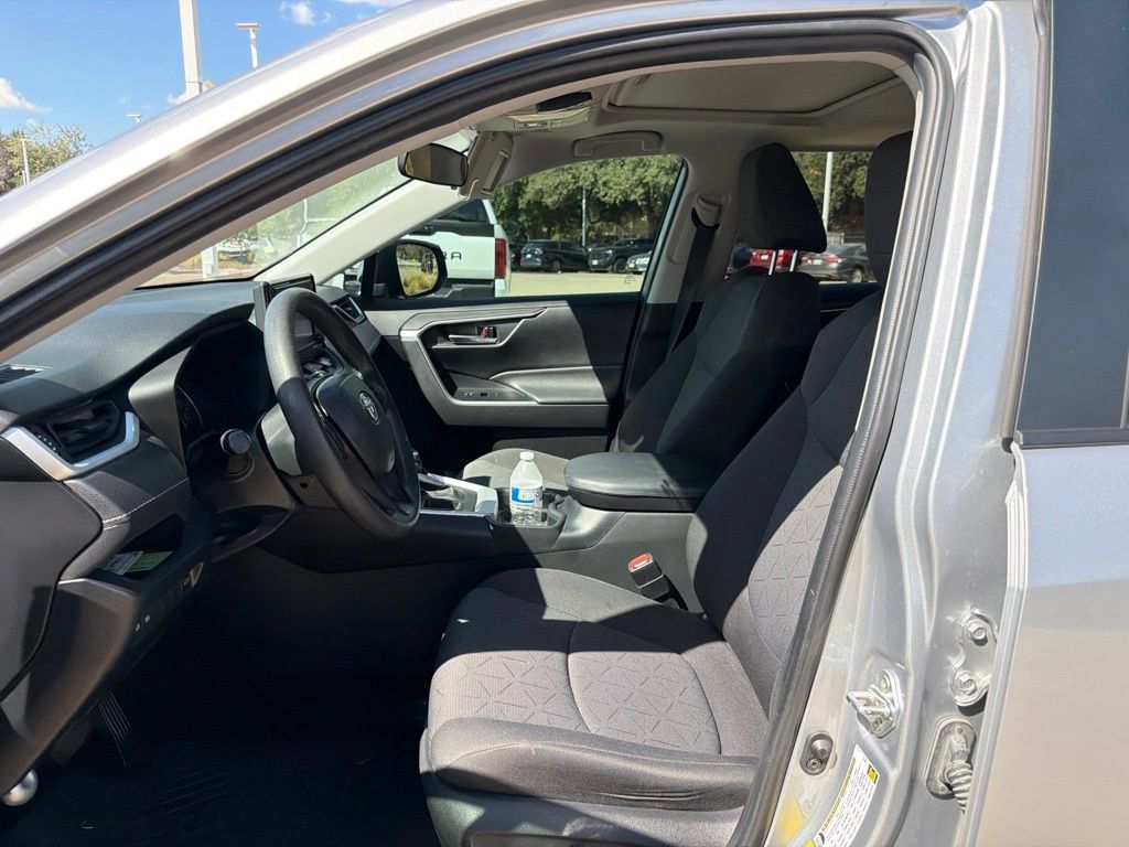 Used 2020 Toyota RAV4 XLE w/ Convenience Package FWD image 11
