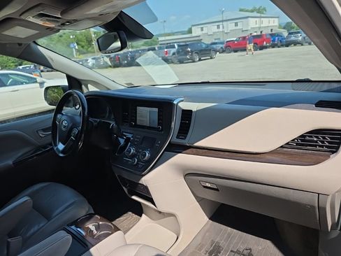 Used 2018 Toyota Sienna XLE w/ XLE Navigation Package AWD/4WD image 17