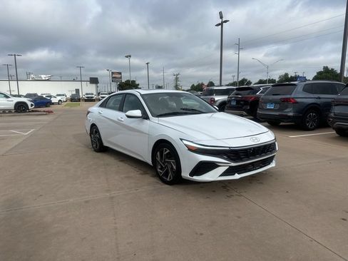 Used 2025 Hyundai Elantra SEL FWD image 3