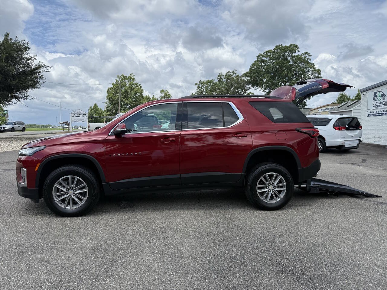 Used 2022 Chevrolet Traverse LT FWD image 9