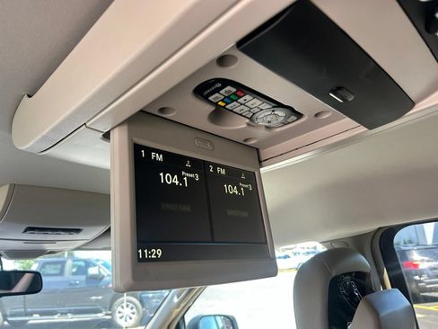 Used 2015 Chrysler Town & Country Touring FWD image 8