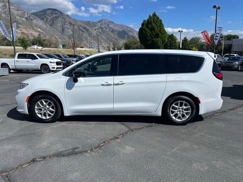 Used 2024 Chrysler Pacifica Touring-L FWD image 15