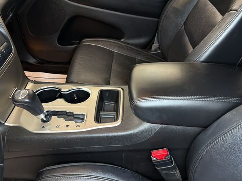 Used 2011 Jeep Grand Cherokee Laredo AWD/4WD image 24