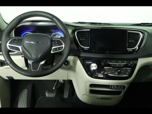 Used 2023 Chrysler Pacifica Touring-L FWD image 12