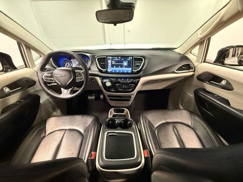 Used 2024 Chrysler Pacifica Touring-L image 73