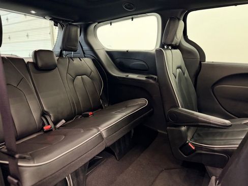 Used 2025 Chrysler Pacifica Limited FWD image 21