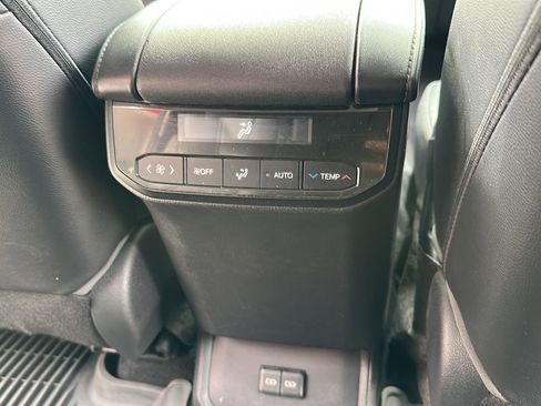 Used 2022 Toyota Highlander XLE image 24