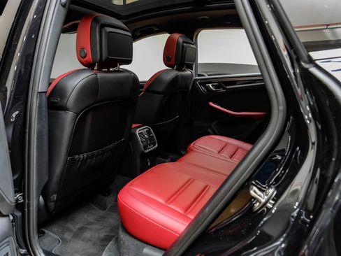 Used 2024 Porsche Macan image 40