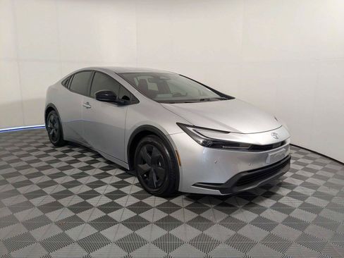 Used 2025 Toyota Prius LE FWD image 3