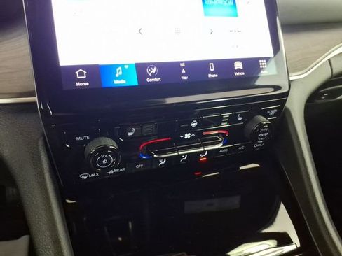 Used 2024 Jeep Grand Cherokee L Limited image 22