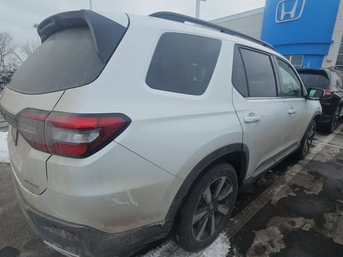 Certified 2025 Honda Pilot Elite image 3