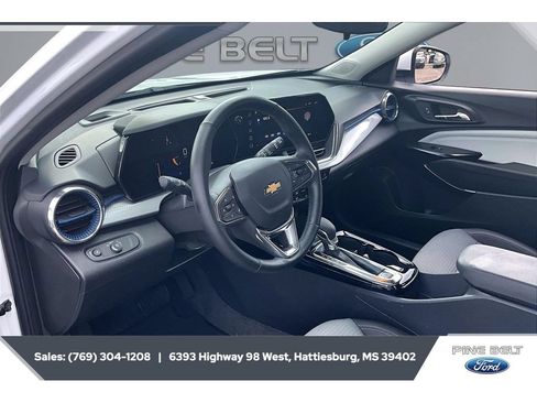 Used 2025 Chevrolet Trax LT w/ LT Convenience Package FWD image 12