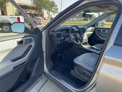Used 2021 Ford Explorer XLT w/ Equipment Group 202A image 7