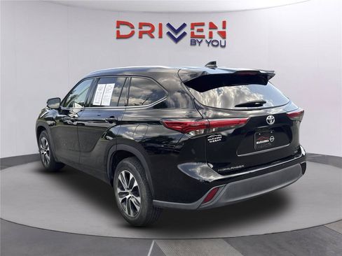 Used 2020 Toyota Highlander XLE FWD image 6